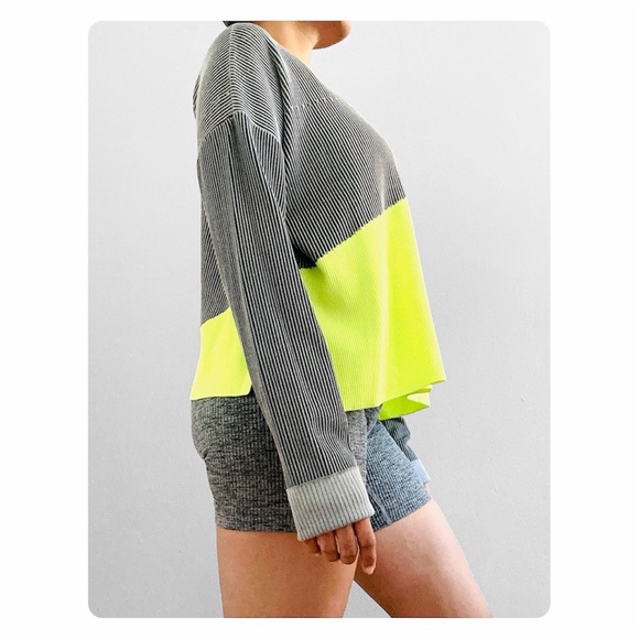 ★ Under Amour Color Block Lightweight Sweater ★ - Picture 10 of 15